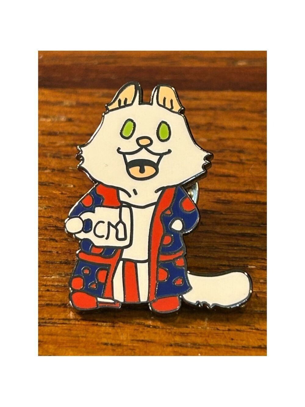 Unisex Breaking Cats
Lupin PJ Pin 
White Red